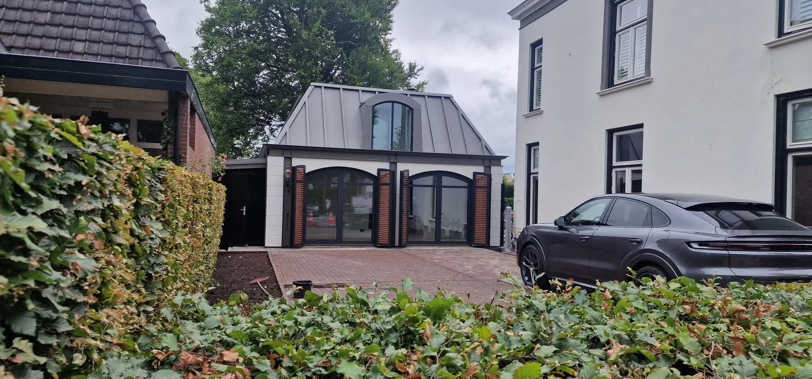 Koetshuis bij monument aan de Vecht