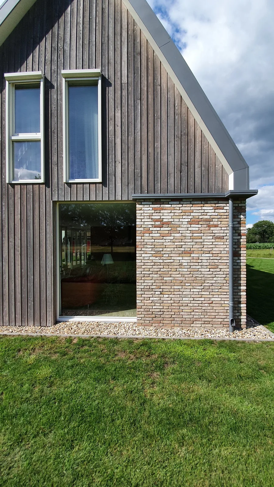 Metselwerk en gevelritmiek aan de straatzijde zorgen voor een rustige hoofdvorm