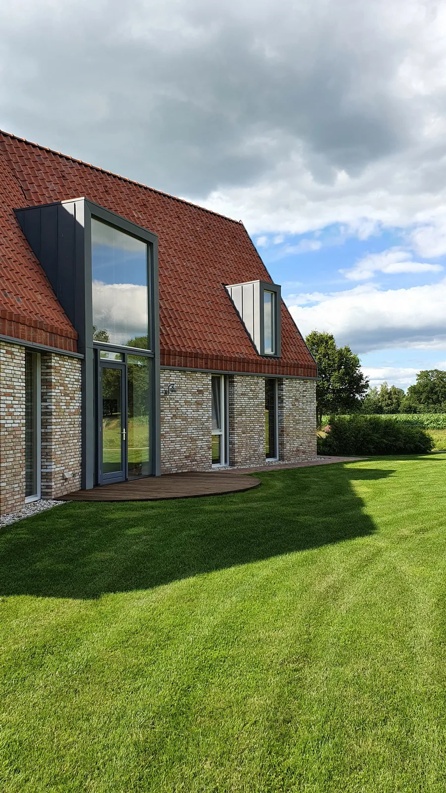 Straatzijde met rustiek metselwerk dat aansluit op de landelijke context van Zuidwolde