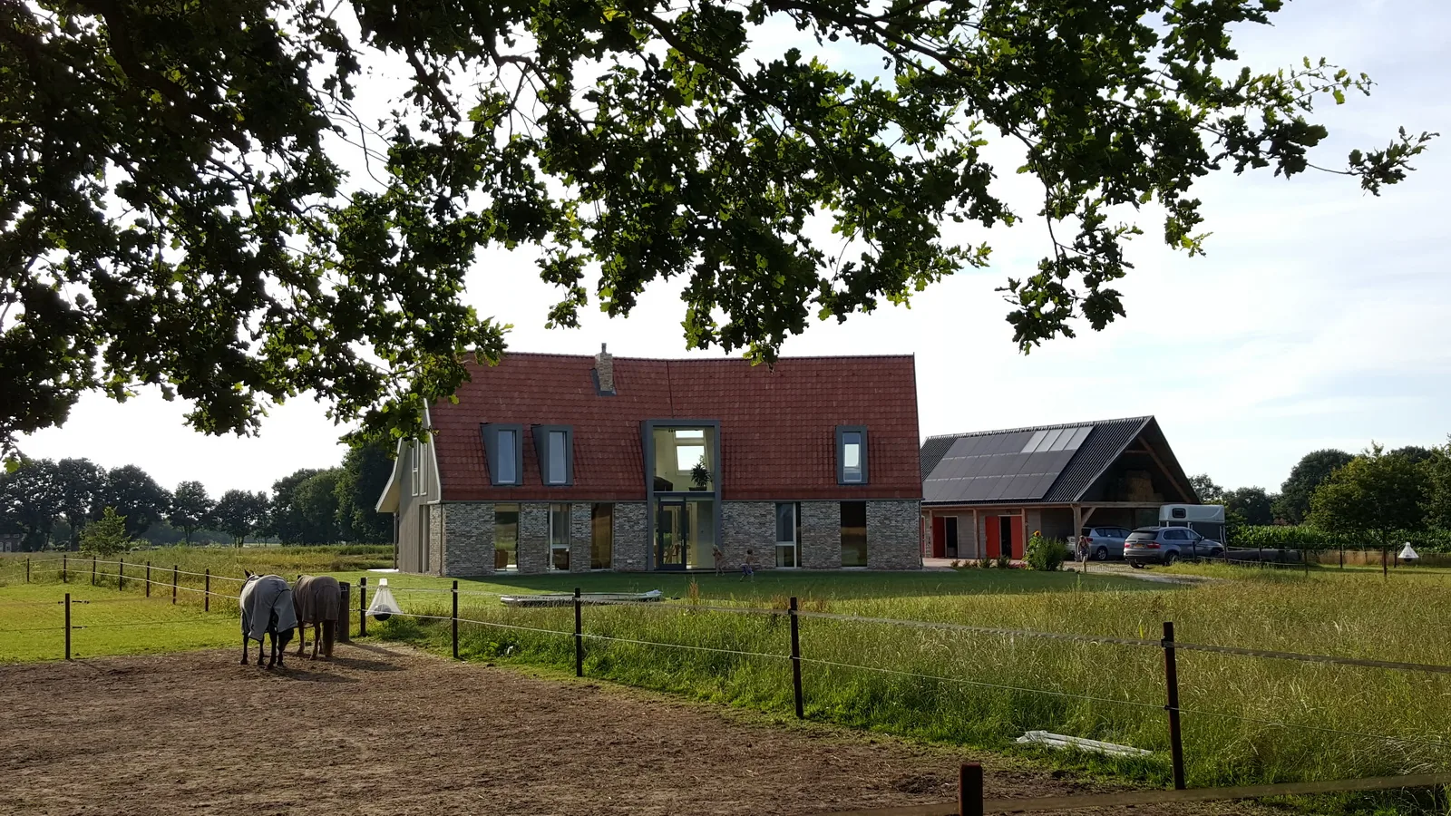 Combinatie van rustiek metselwerk, zink en hout in het ontwerp