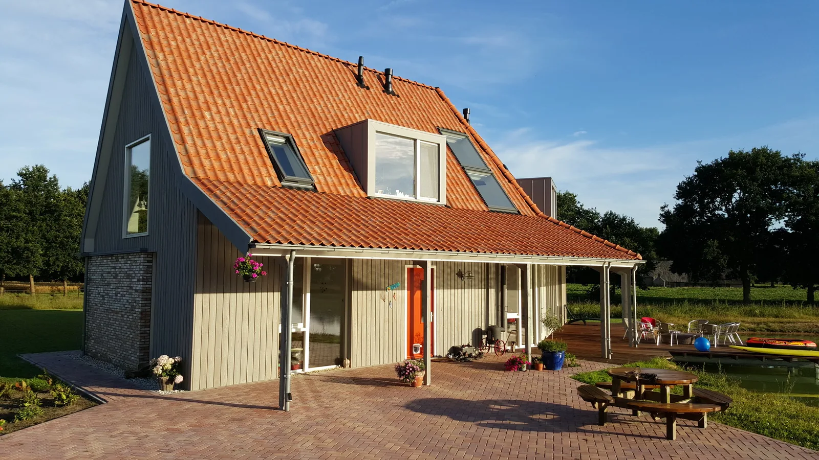 Houten delen aan zijkanten en achterzijde passend in het landschap