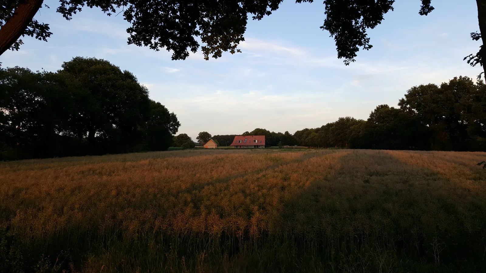 Landhuis met rustiek metselwerk aan de voorzijde en zinken dakkapellen