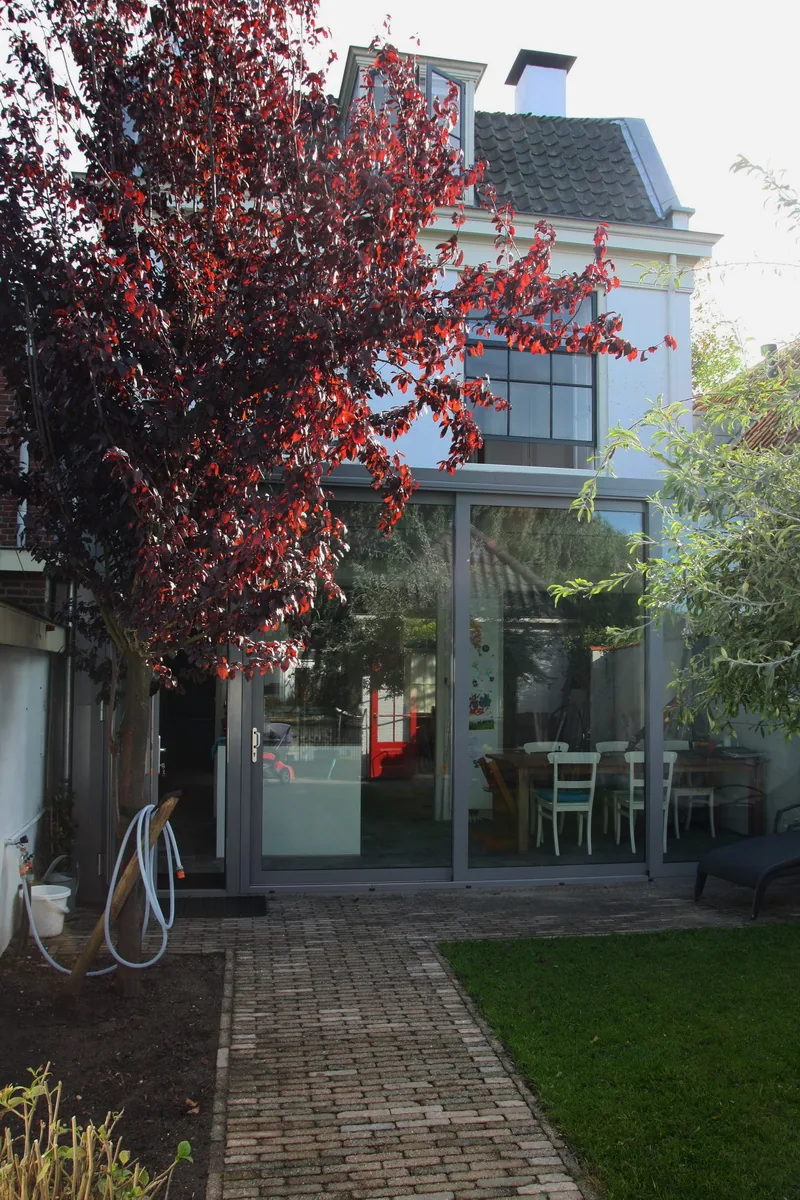 Glazen aanbouw rijksmonument Vreeland - transparant volume met aluminium kozijnen