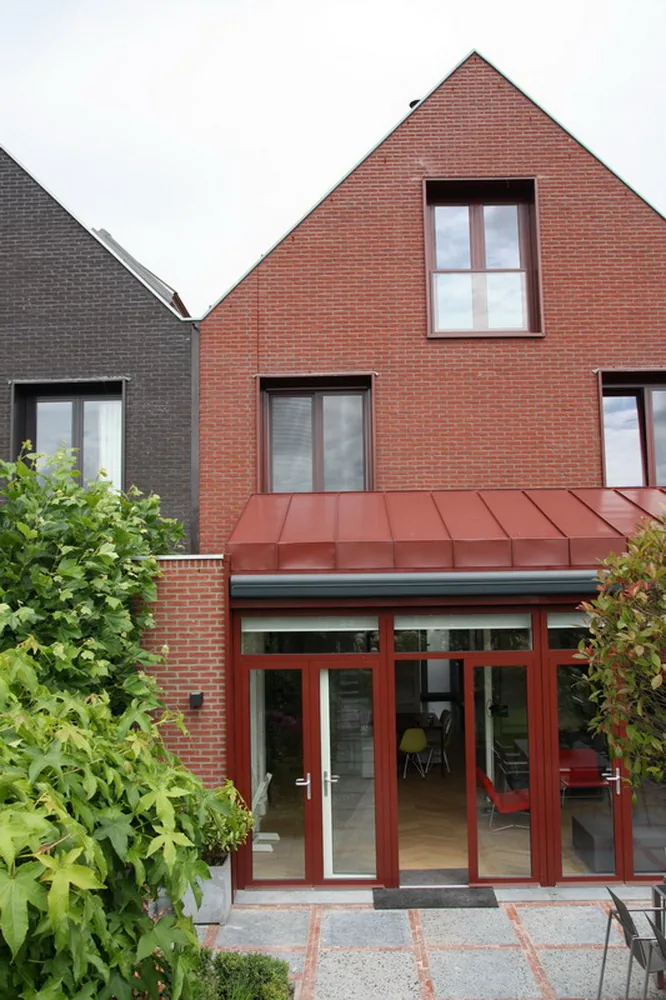 Aluminium dakafwerking met geïntegreerde PV-panelen in het roevendak van de uitbouw