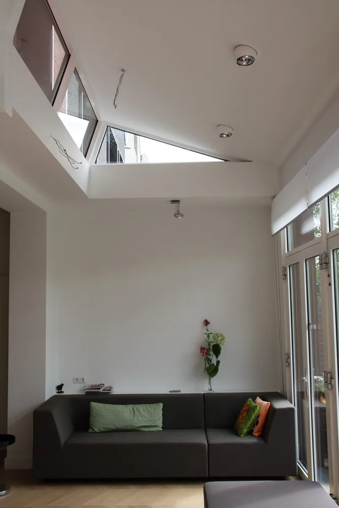 Vergrote woonkamer met hoge daglichttoetreding via de nieuwe glasstrook