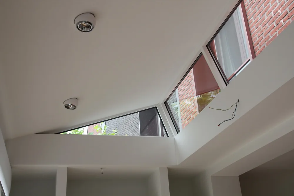 Nauwkeurige aansluiting tussen nieuwe uitbouw en bestaande gevel in Loenen