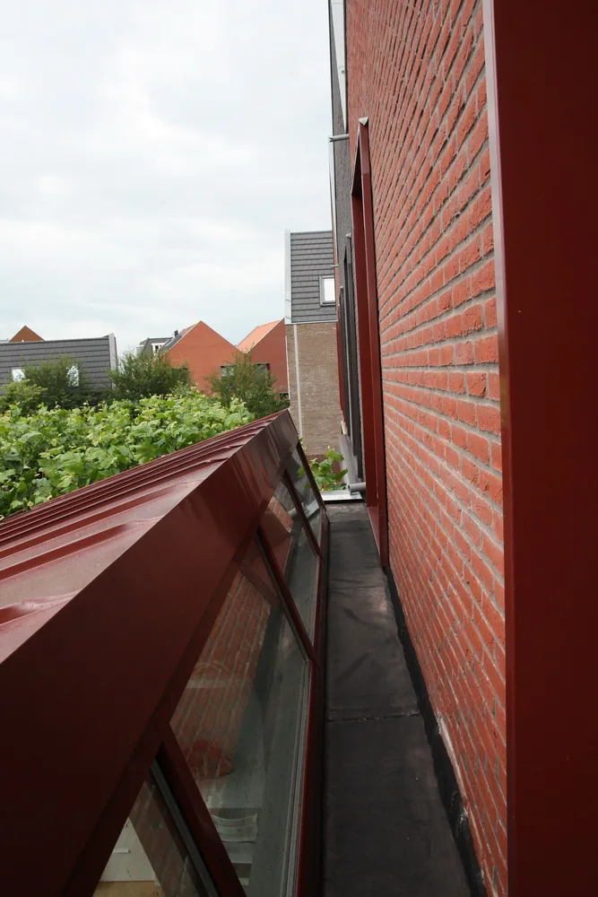 Noordgerichte glasstrook brengt daglicht binnen zonder ongewenste opwarming