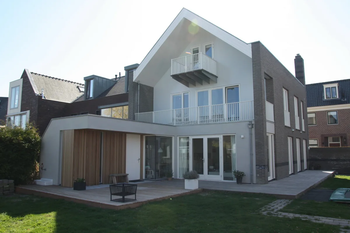 Nieuwe achterentree in Cronenburgh met zorgvuldige aansluiting op bestaand metselwerk