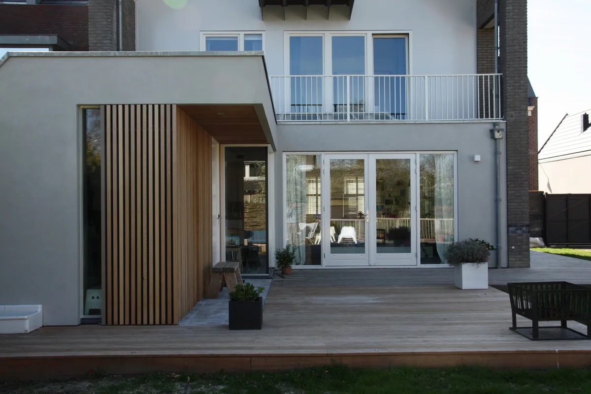 Achterentree en berging in Cronenburgh als logisch verlengstuk van de bestaande woning in Loenen