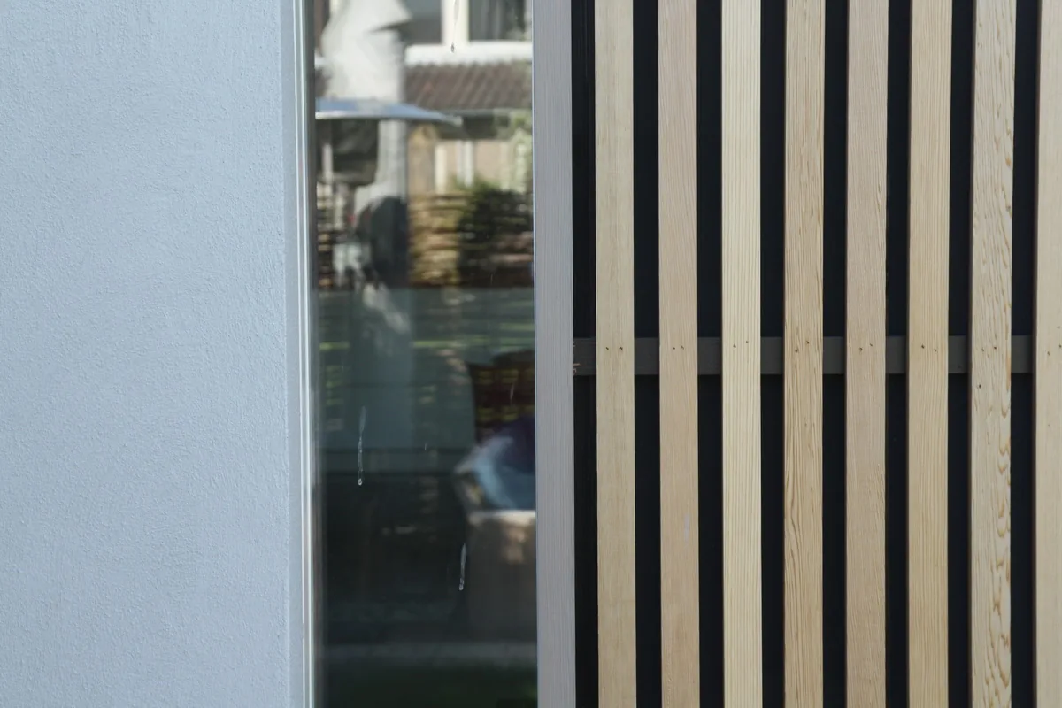 Groot daklicht boven de keuken zorgt voor extra daglicht in de verbouwde woning