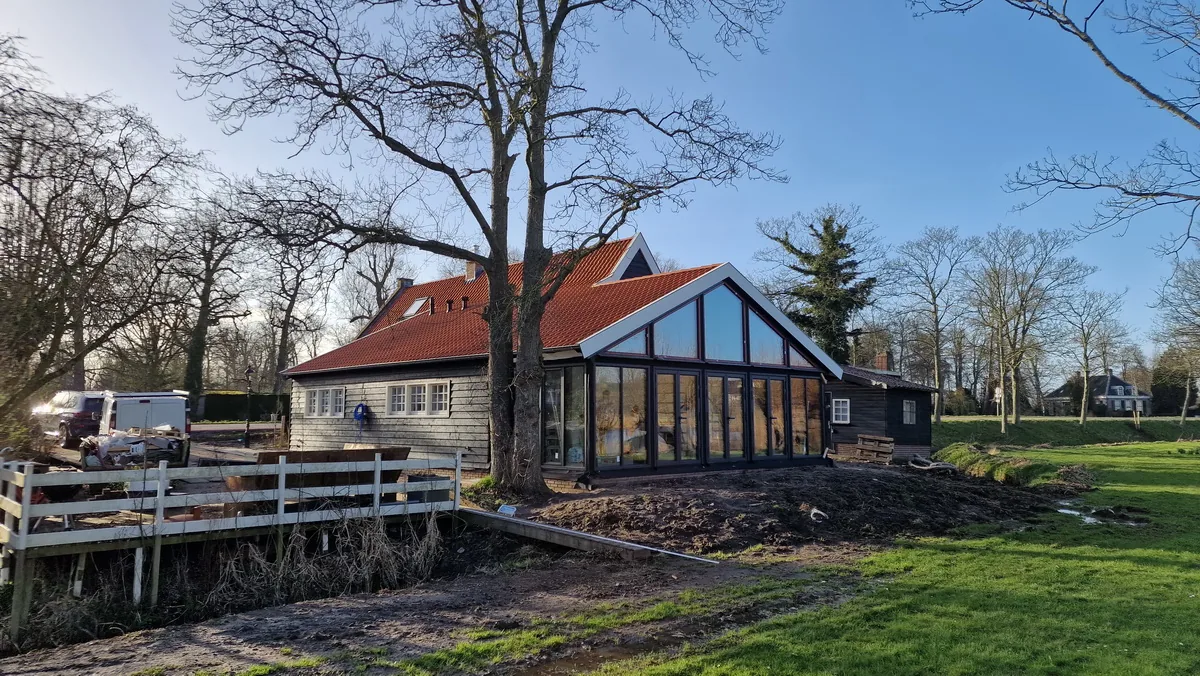 Achterzijde met uitbouw en royale glasopeningen