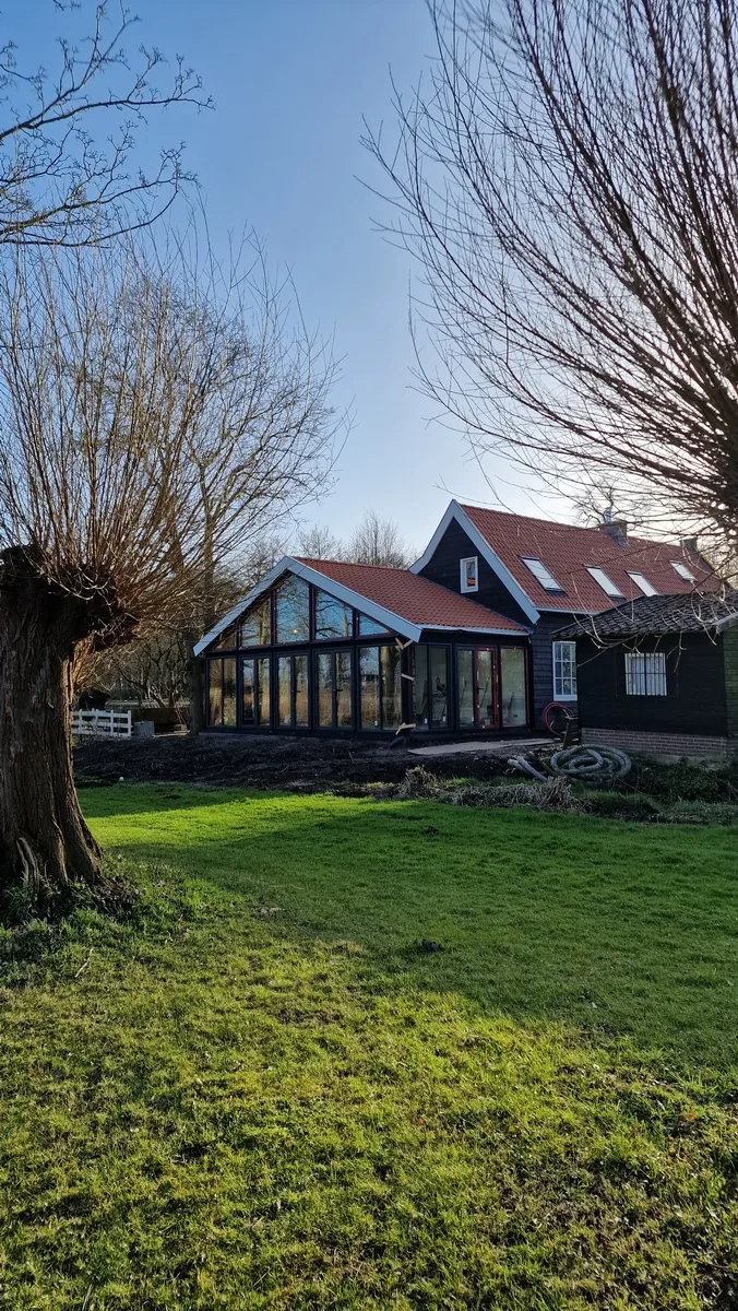 Interieurbeeld met open ruimte en zichtlijn naar buiten in De Warme Hand