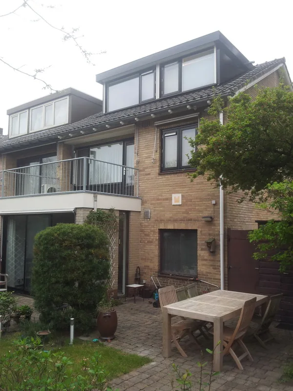 Uitbouw en aanbouw jaren-70 woning