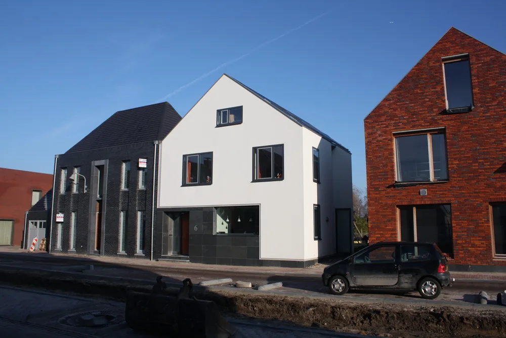 Smalle kavel in Cronenburgh met woning op erfgrens en noordgerichte tuin