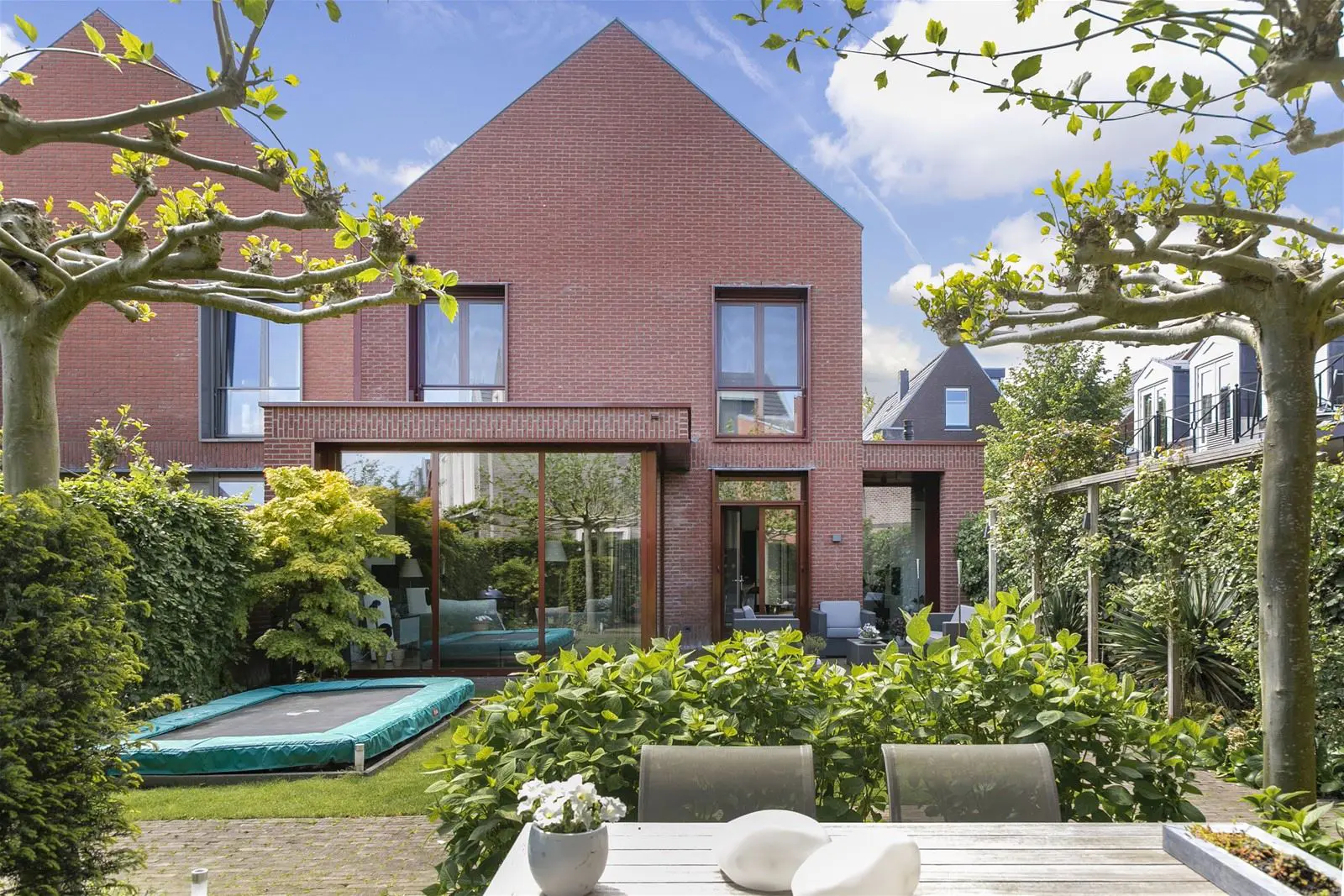 Moderne uitbouw met baksteen die zorgvuldig aansluit op de bestaande woning