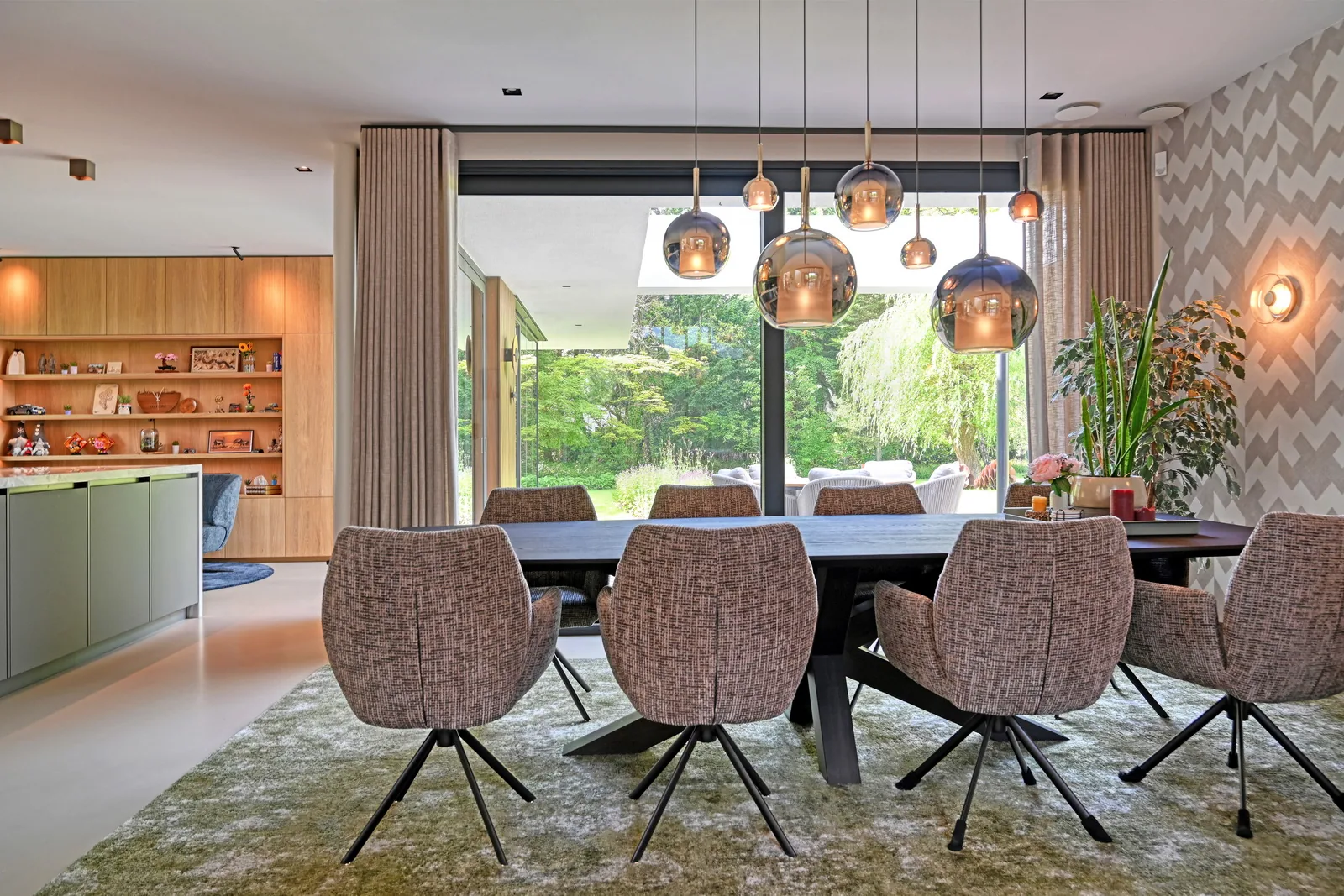 Lichte woonkeuken met koffielounge en maatwerkkast als ruimtelijk middelpunt