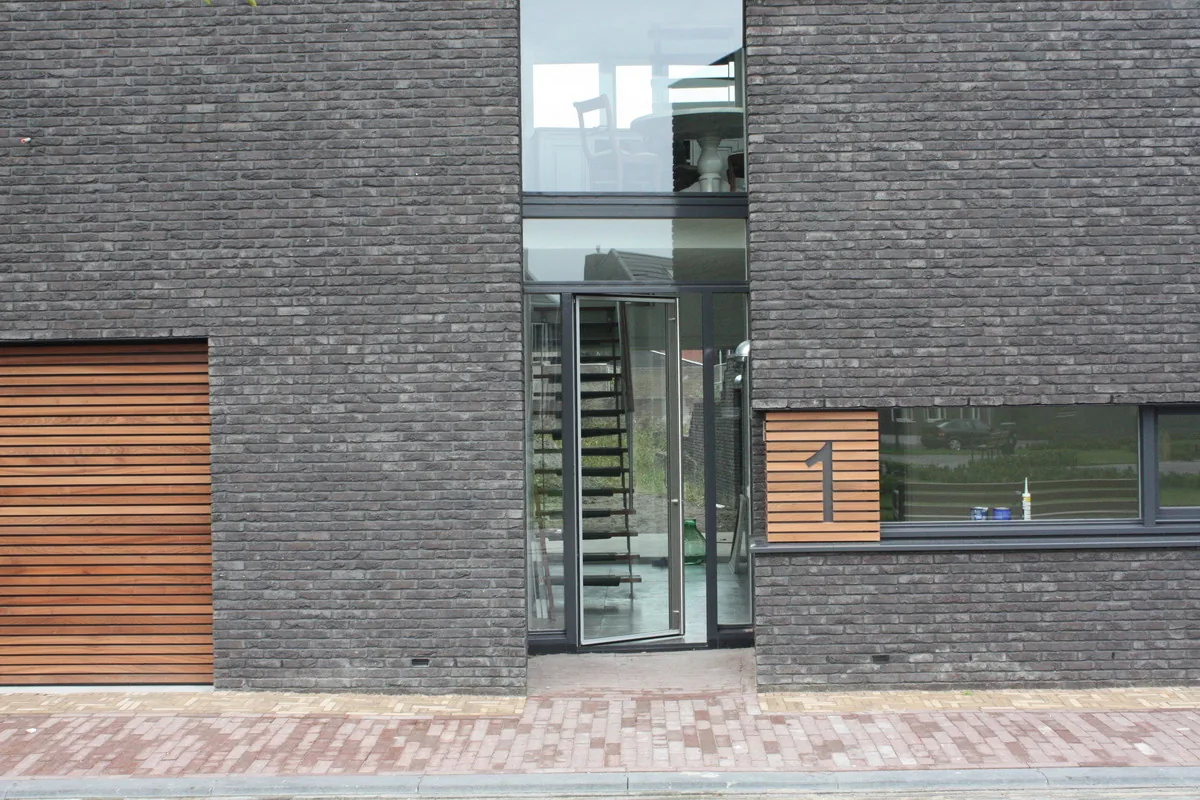 Sculpturale poortwoning in Cronenburgh met uitgesneden volumes en sterke plastiek