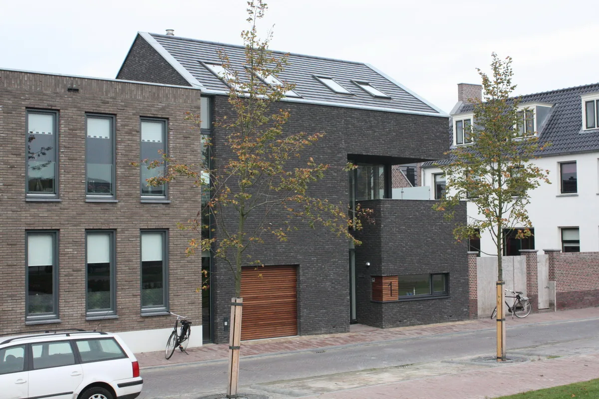 Open trappenhuis en verticale ruimtelijkheid in de poortwoning van Cronenburgh