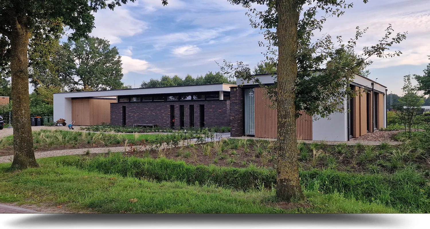 Moderne villa in het groen met omsloten patios en beschutte buitenruimtes