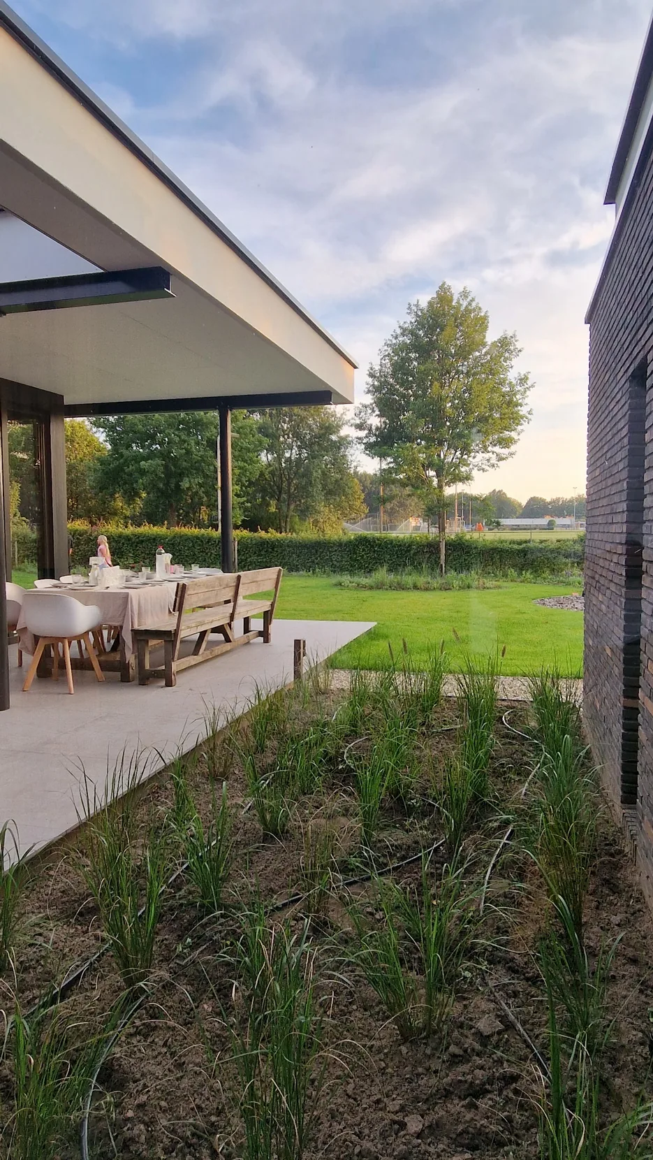 Ruimtelijkheid en zichtlijnen in de woonruimtes met directe verbinding naar patio en tuin