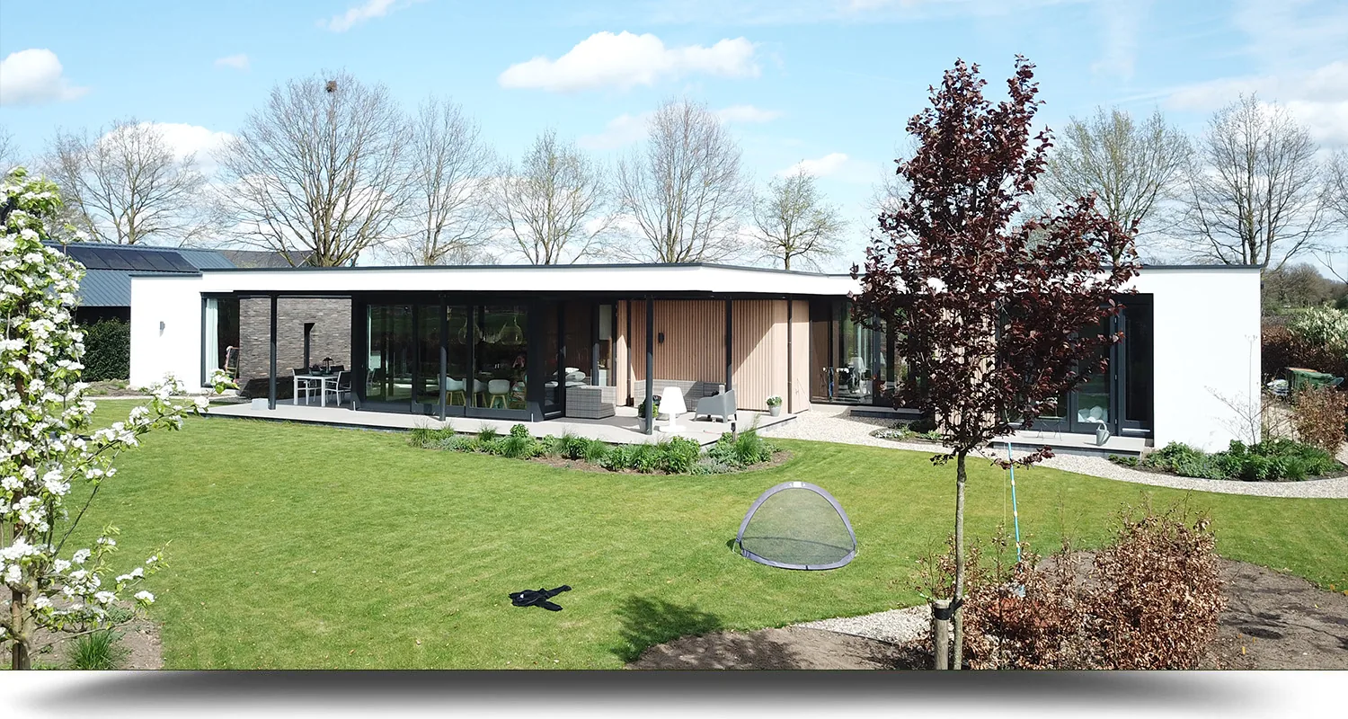 Patios en zichtlijnen organiseren de relatie tussen woning en tuin in Ruurlo