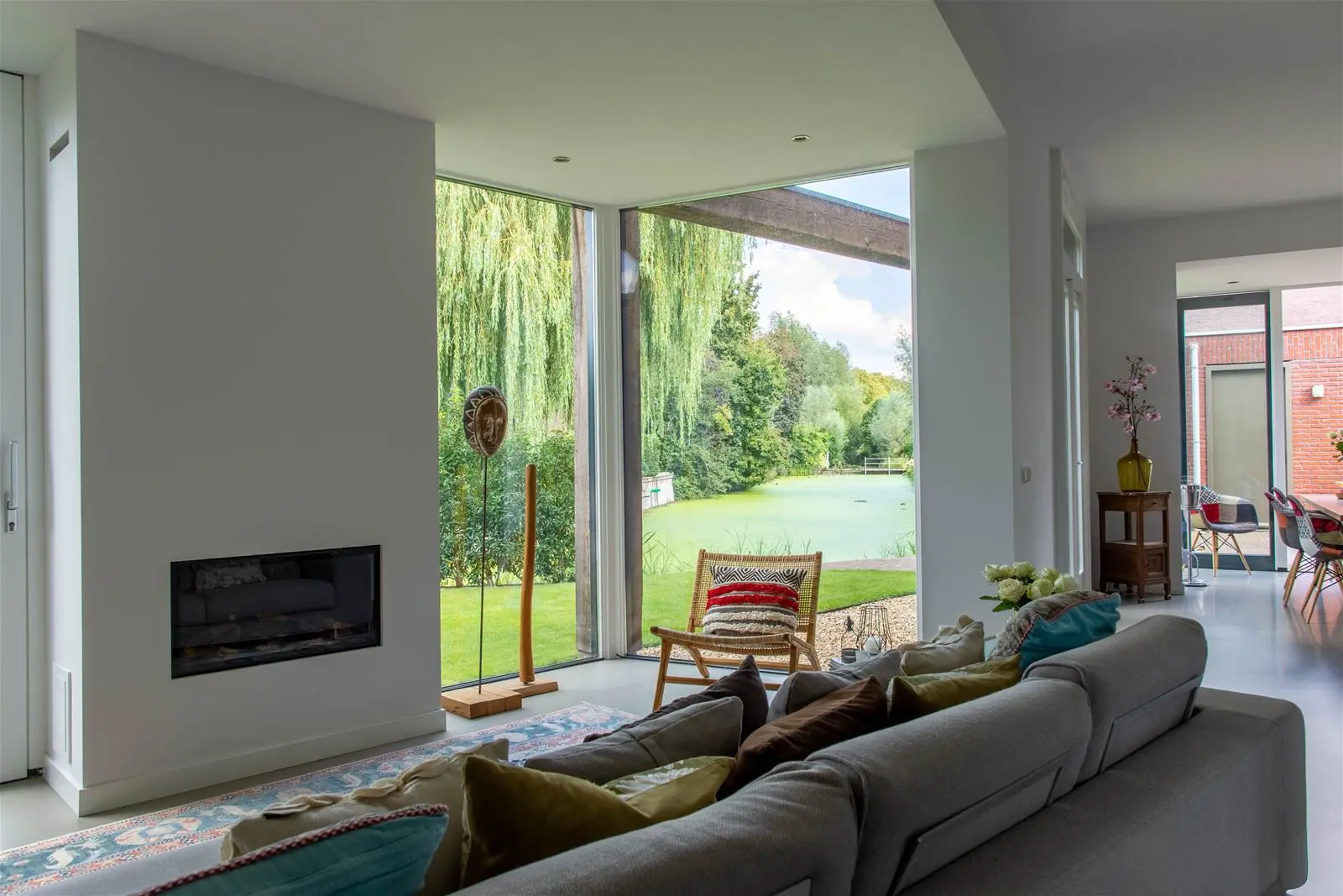 Moderne uitbouw woonkamer met uitzicht over water