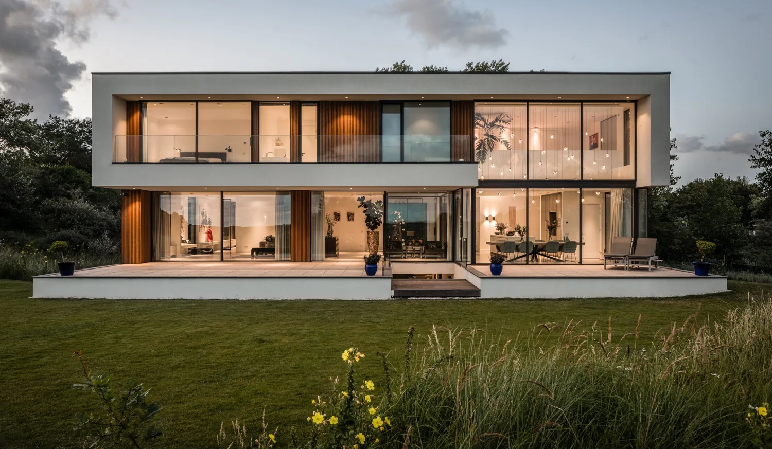 Gevelbeeld van de verbouwde villa in relatie tot de duinomgeving
