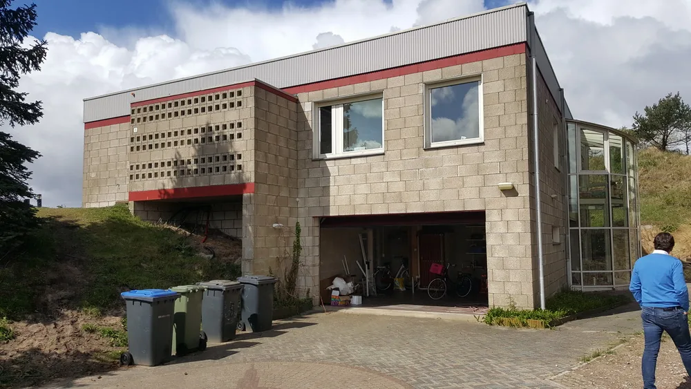 Bestaande kustvilla in Zandvoort voor verbouw met gesloten gevel en beperkte lichttoetreding