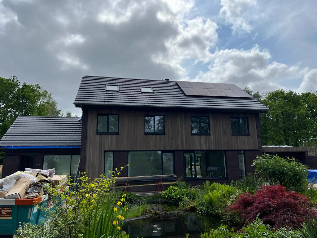 Tuinzijde na renovatie van jaren-70 twee-onder-een-kapwoning in Maartensdijk
