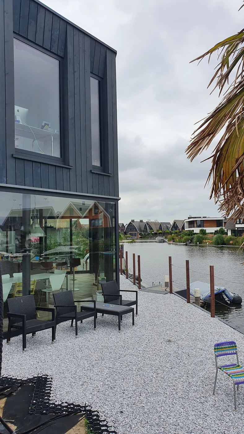 Eetkeuken en slaapkamer gericht op uitzicht over het water in de Blaricummermeent.
