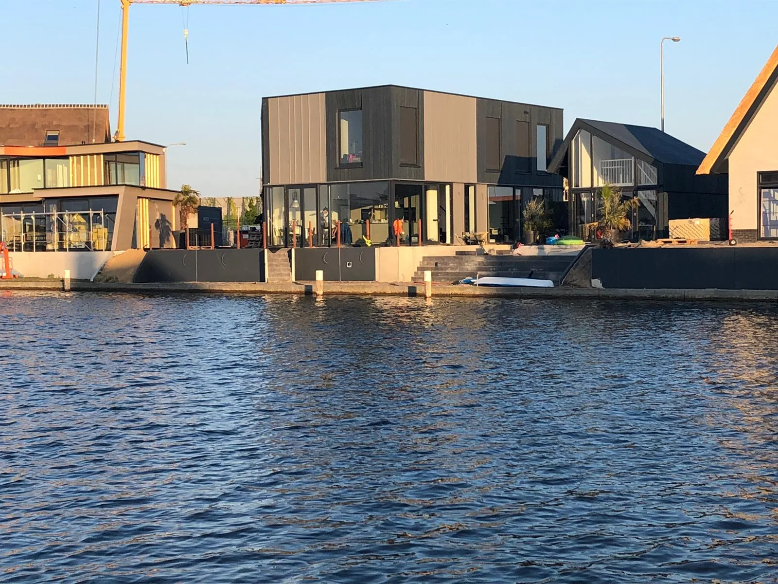 Steiger aan de achtertuin van de villa met zwemwater en aanlegplek voor zeilboot.