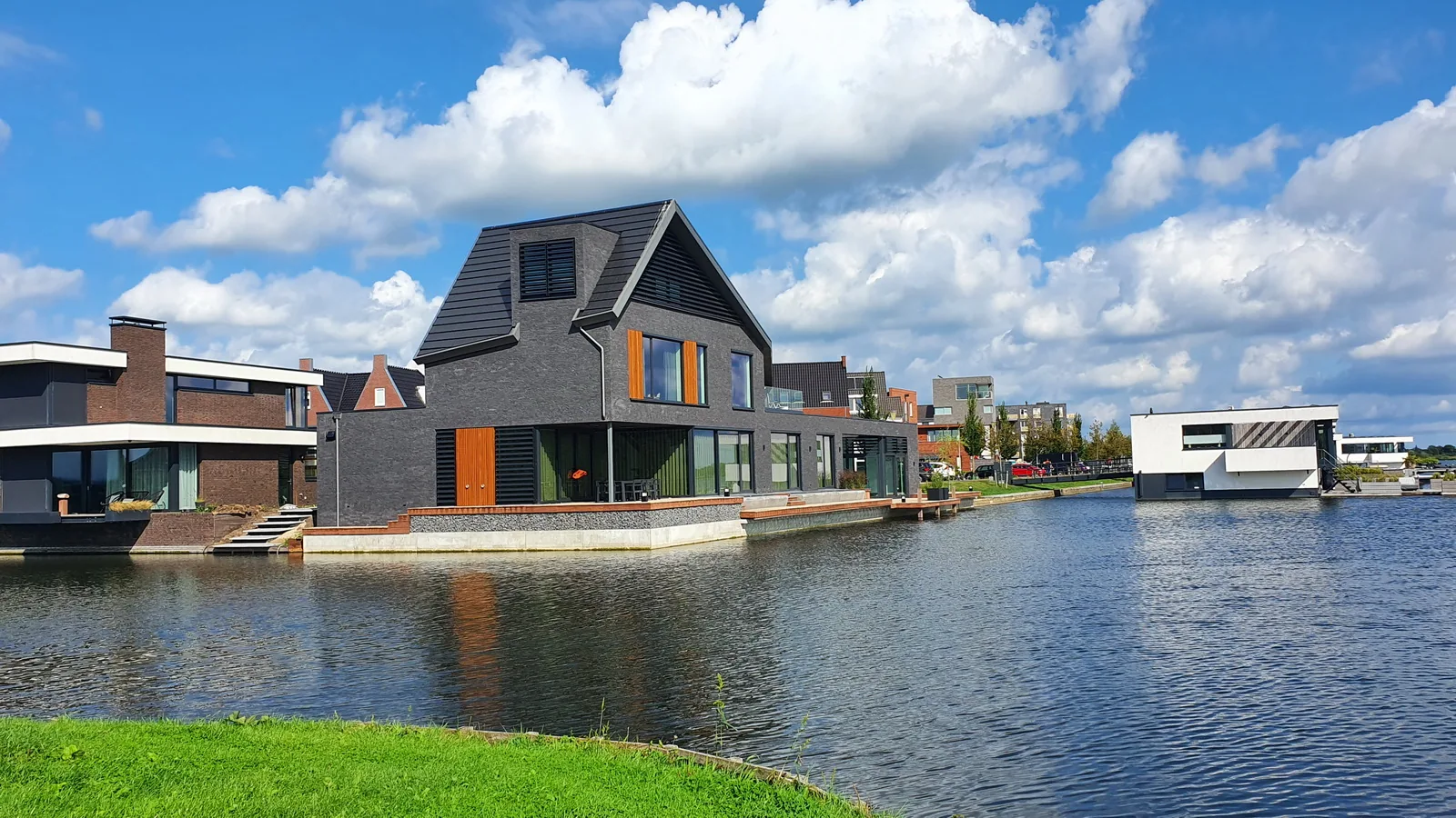 Langgerekte villa als modern baken aan het water in Waterrijk Woerden.