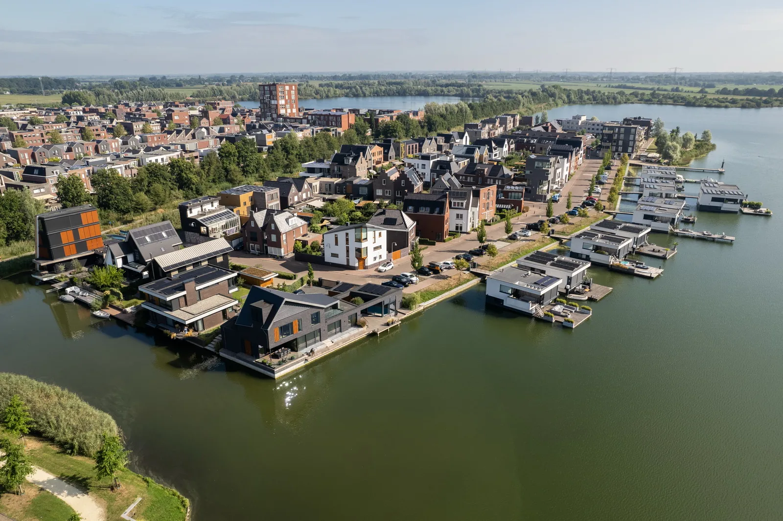 Markante hoeklocatie aan het water in Waterrijk Woerden met vrijstaande villa.