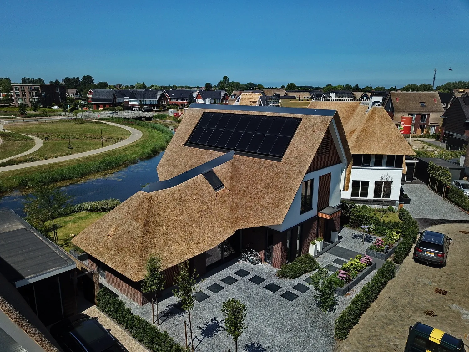 Heldere hoofdvorm van de villa met zorgvuldig geproportioneerde dak- en gevellijnen.