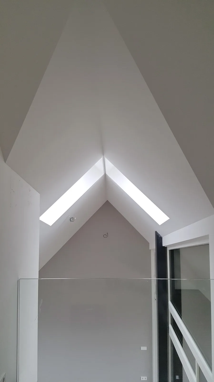 Leefruimte van de villa met lange zichtlijnen en daglicht vanaf de tuinzijde.