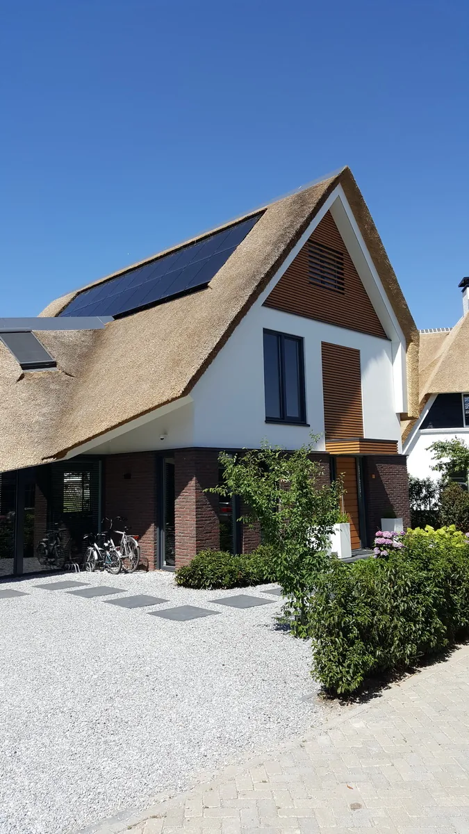 Villa in Blaricummermeent met rustige massaopbouw en groene erfgrenzen.
