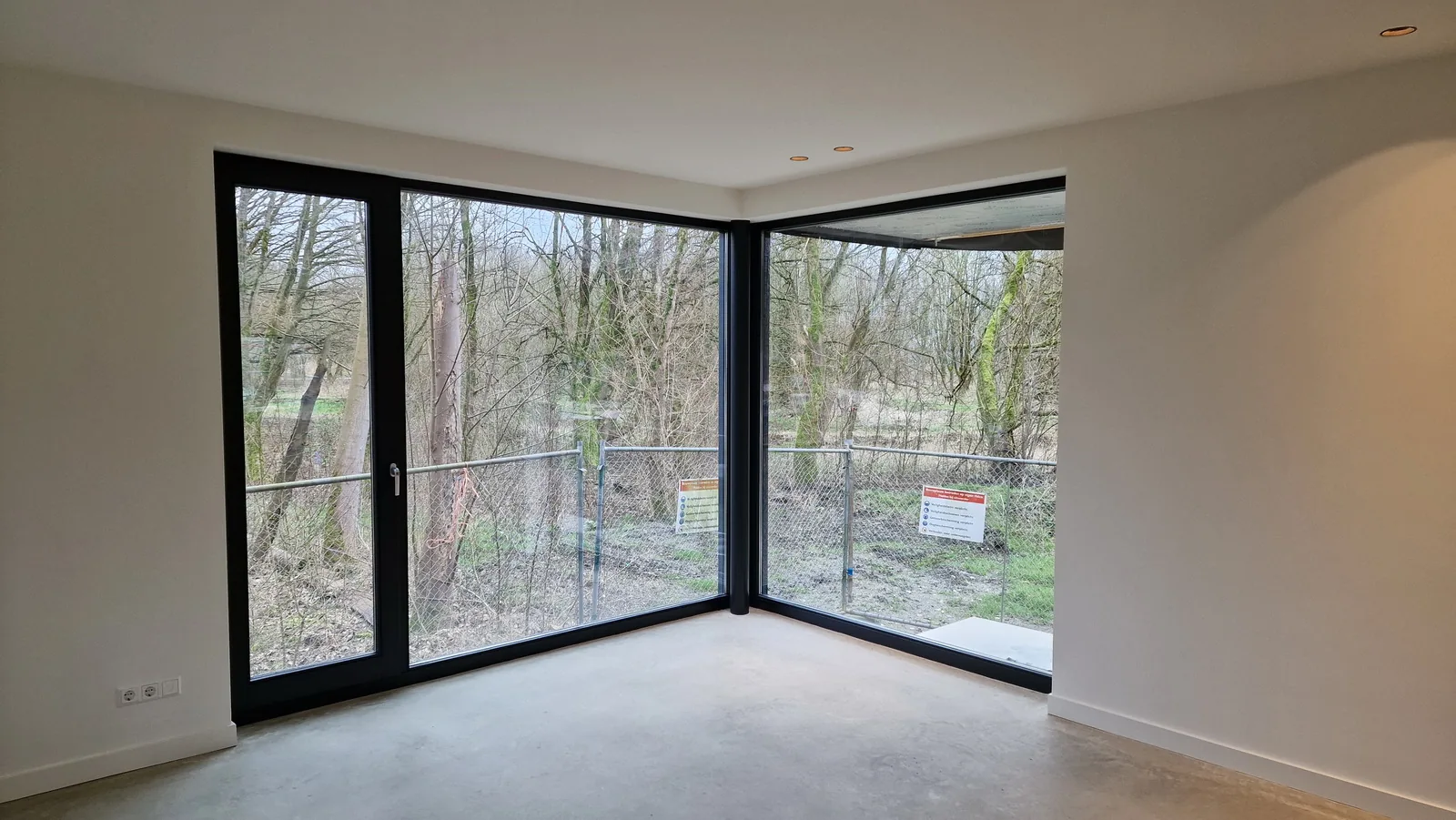 Houten gevelbekleding met vergrijzend karakter en fijne detaillering