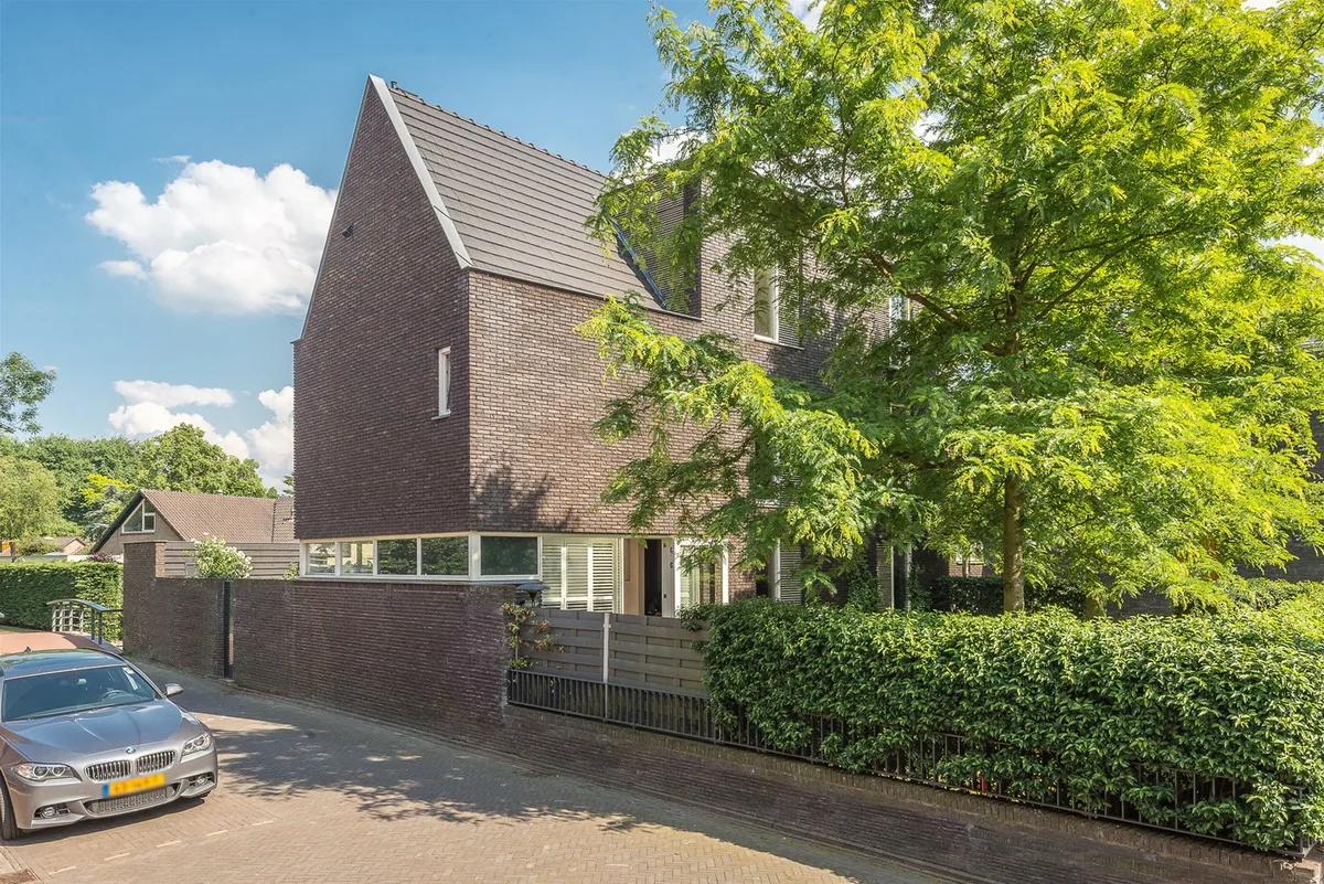 Woning met formele hagentuin