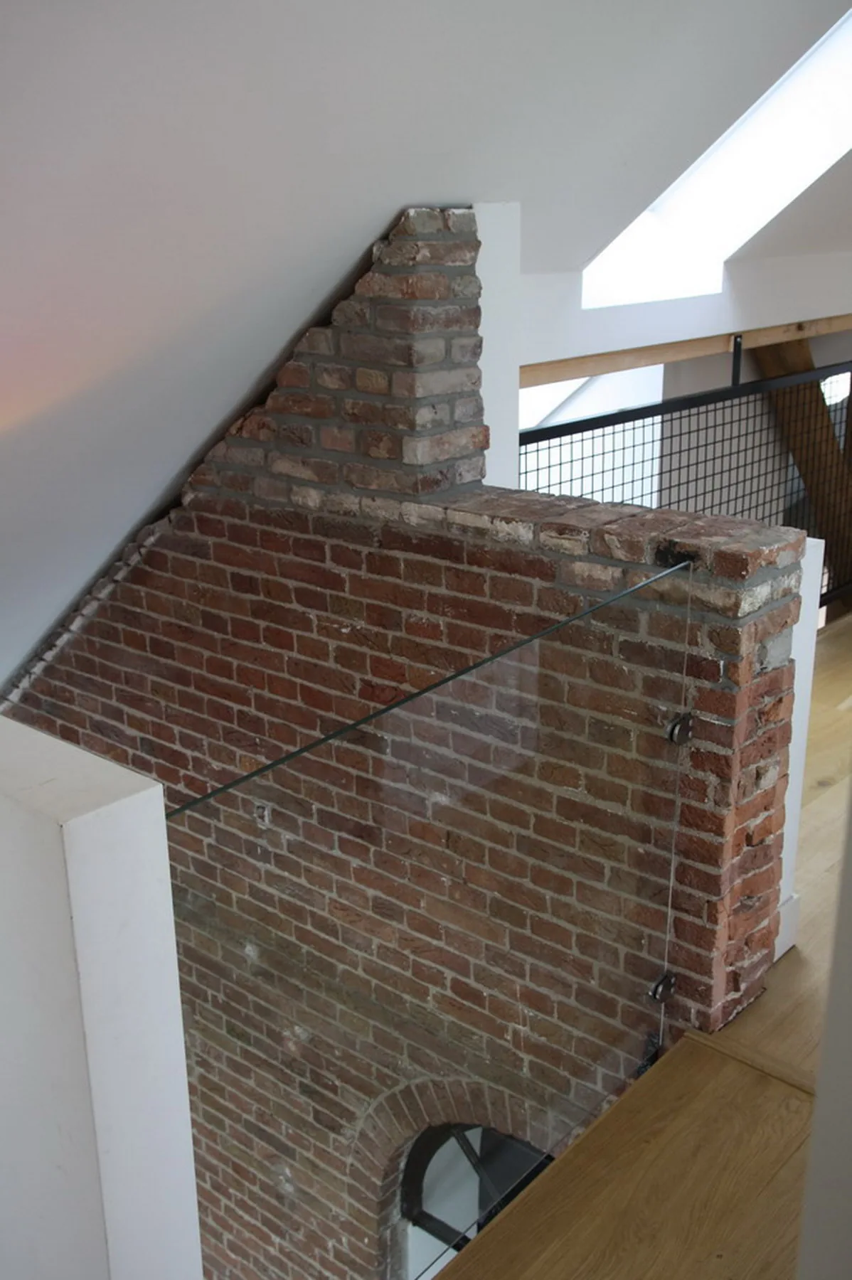 Interieur boerderijverbouw met vide en ambachtelijk houtwerk