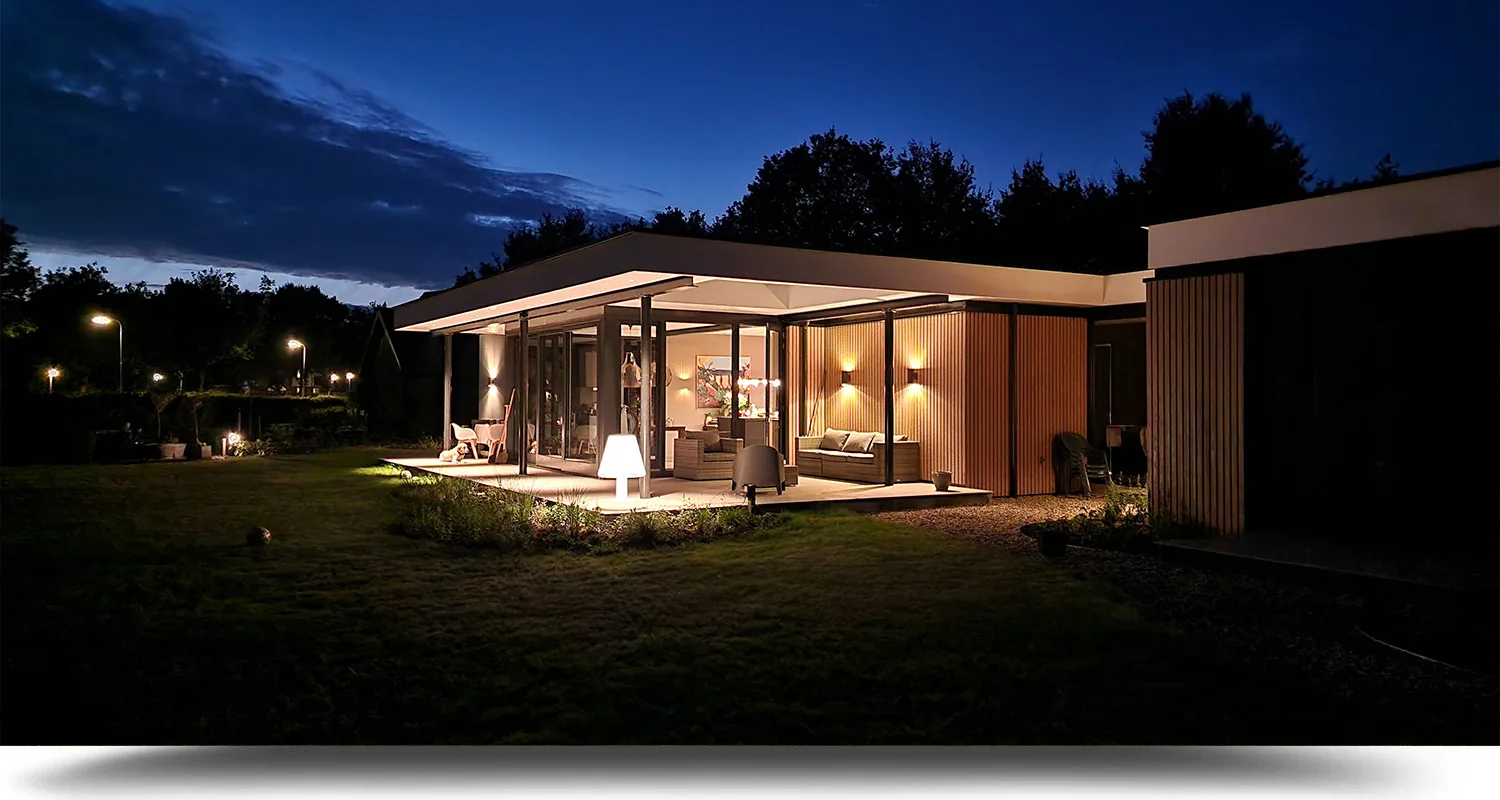 Villa Ruurlo by night - luxe architectuur in groen landschap
