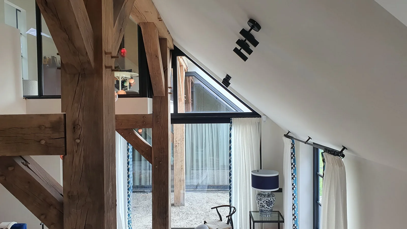 Herbestemde boerderij aan de Amstel met vernieuwde schuur en behouden erfstructuur