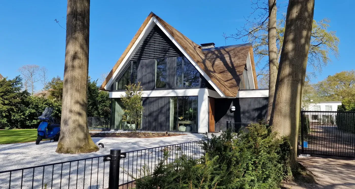 Tijdloze villa in Blaricum met rustige gevelopbouw, ontwerp architect Jules Zwijsen