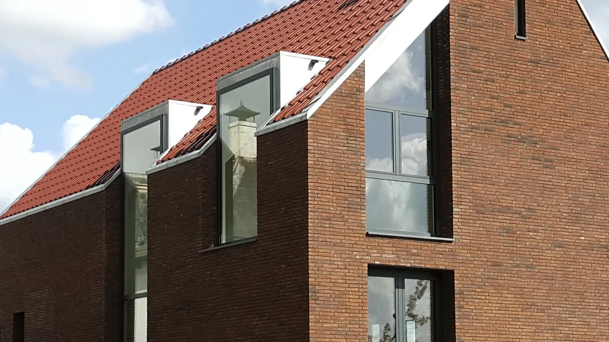 Architectonische inpassing van woning in dijklandschap bij Muiden