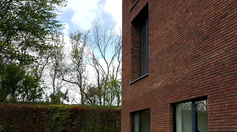 Geveldetail van nieuwbouw dijkwoning in Muiden met terugliggende kozijnen