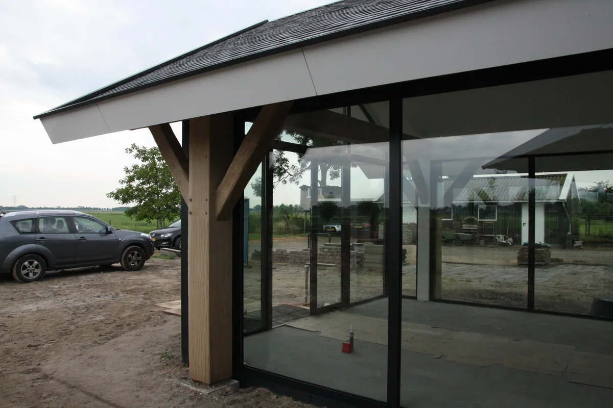 Interieur van boerderijverbouw in Muiden met nieuwe eiken gebinten