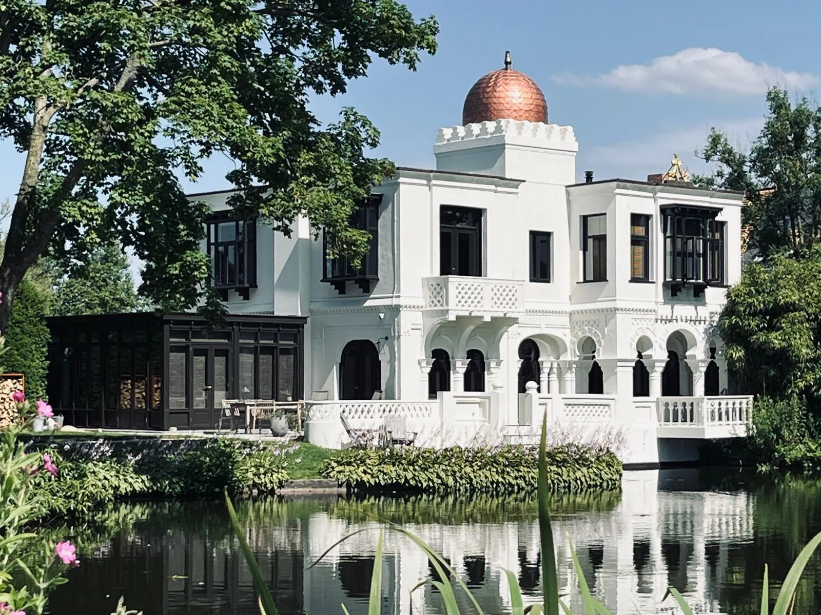 Rijksmonument plantagehuis in Vreeland met transparante tuinkamer