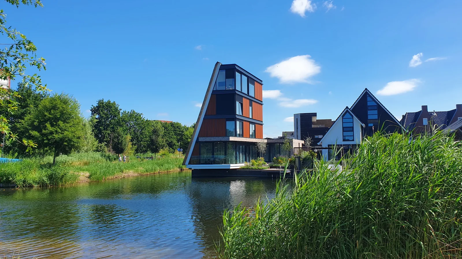 Luxe villa special Waterrijk Woerden - prominente hoeklocatie aan het water