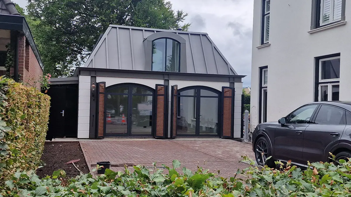 Nieuw koetshuis bij monument in Utrechtse Vechtstreek met klassieke proporties