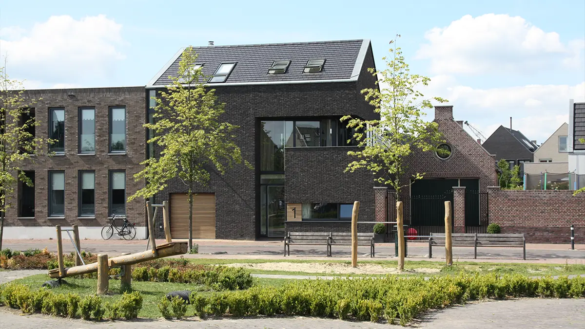 Nieuwbouw klassiek koetshuis bij monument in Stichtse Vecht Vechtstreek
